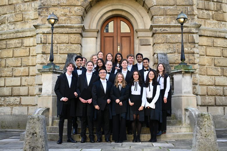 2022 Rhodes Scholarship recipient Maisy Bentley (centre)