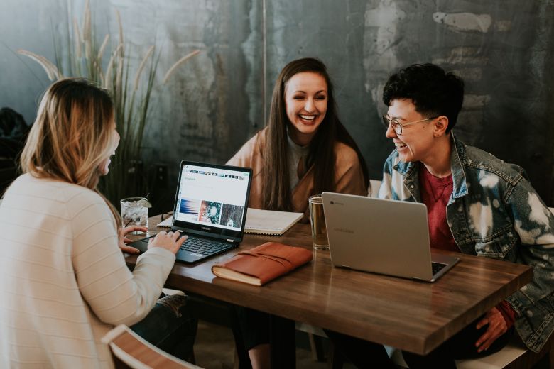 A group of international students chatting at a table. Image: Brooke Cagle/Unsplash